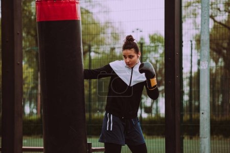 Foto de Entrenamiento de boxeo mujer al aire libre por la mañana - Imagen libre de derechos
