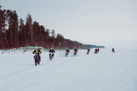 Foto de Motocross de invierno. Los corredores cabalgan sobre hielo. Deportes de invierno. - Imagen libre de derechos