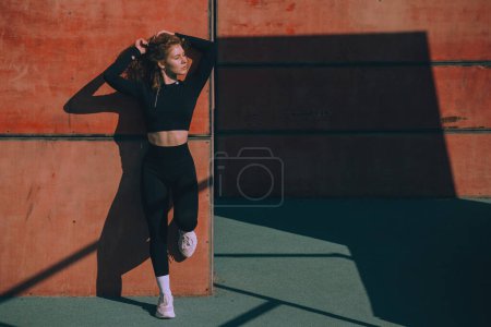 Téléchargez les photos : Une jeune femme fait du sport à l'extérieur - en image libre de droit