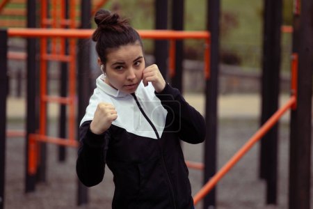 Téléchargez les photos : Entraînement de boxe femme en plein air le matin - en image libre de droit