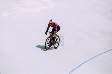 Téléchargez les photos : Entraînement cycliste sur la piste cyclable - en image libre de droit