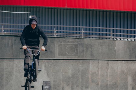 Téléchargez les photos : BMX rider effectuer des tours dans la rue - en image libre de droit