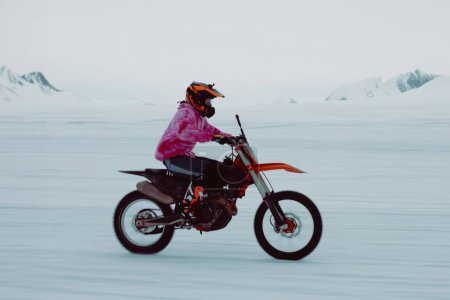 Téléchargez les photos : Motocross d'hiver. Un coureur masculin sur glace. Sports d'hiver. - en image libre de droit