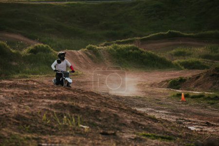Foto de Jinete FMX realiza montar en motocicleta - Imagen libre de derechos