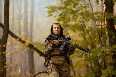 Téléchargez les photos : Femme dans l'armée. Exercice tactique. Soldat. - en image libre de droit