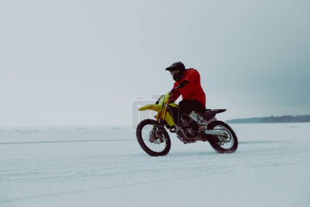 Téléchargez les photos : Motocross d'hiver. Un coureur masculin sur glace. Sports d'hiver. - en image libre de droit