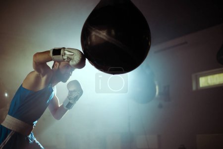 Téléchargez les photos : Entraînement de boxe dans la salle de boxe - en image libre de droit