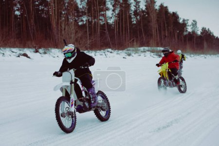 Foto de Motocross de invierno. Los corredores cabalgan sobre hielo. Deportes de invierno. - Imagen libre de derechos
