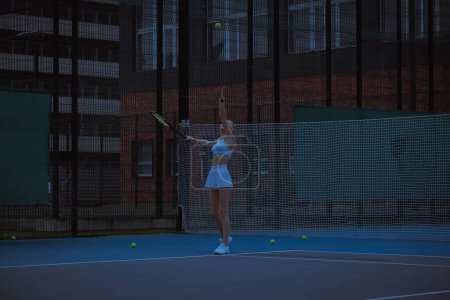 Téléchargez les photos : Femme joueuse de tennis s'entraîne sur le court de tennis - en image libre de droit