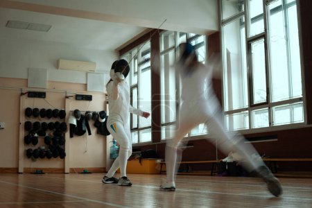 Foto de Esgrima deportiva. Dos esgrimistas entrenando en la sala. - Imagen libre de derechos