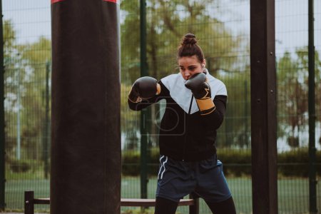 Téléchargez les photos : Entraînement de boxe femme en plein air le matin - en image libre de droit