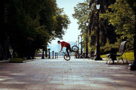 Foto de Ucraniano bmx rider realizar trucos en el centro de la ciudad. - Imagen libre de derechos