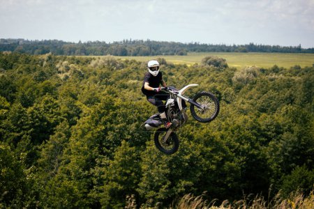 Foto de Motocross de paseo libre extremo en los campos. - Imagen libre de derechos