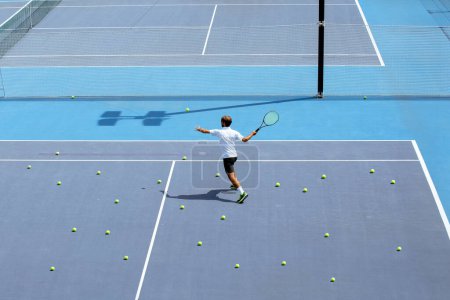 Foto de Entrenamiento de jugador de tenis en una cancha de tenis profesional - Imagen libre de derechos