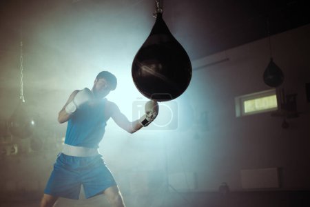 Foto de Entrenamiento de boxeadores en la sala de boxeo - Imagen libre de derechos
