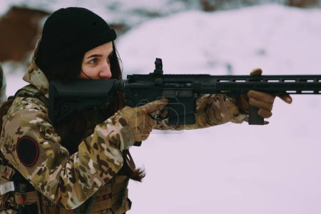 Foto de Entrenamiento militar. Mujer entrenando en tiro táctico. - Imagen libre de derechos