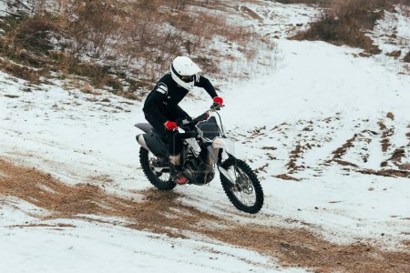 Foto de Motocross de invierno. Corredor masculino montando sobre hielo. Deportes de invierno. - Imagen libre de derechos