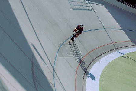 Téléchargez les photos : Entraînement cycliste masculin au stade le jour - en image libre de droit