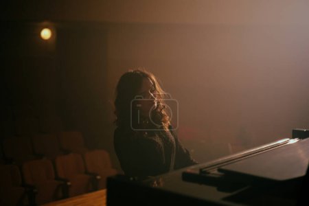 Téléchargez les photos : La femme jouant du piano dans la salle de concert - en image libre de droit