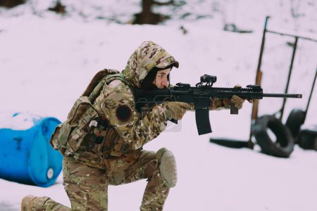 Foto de Entrenamiento militar. Mujer entrenando en tiro táctico. - Imagen libre de derechos