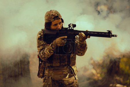 Foto de Mujer en el ejército. Ejercicio táctico. Soldado.. - Imagen libre de derechos