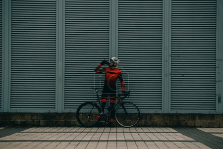 Téléchargez les photos : Jeune homme à vélo en ville, vue de la journée - en image libre de droit