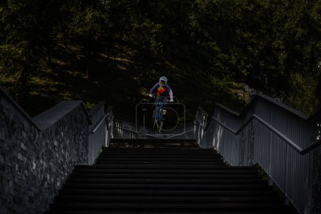 Foto de Mediciones de rendimiento de ciclista cuesta abajo en la ciudad - Imagen libre de derechos