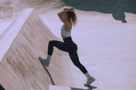 Foto de Una joven está haciendo deportes al aire libre. - Imagen libre de derechos