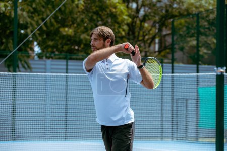 Téléchargez les photos : Entraînement de joueur de tennis sur un court de tennis professionnel - en image libre de droit