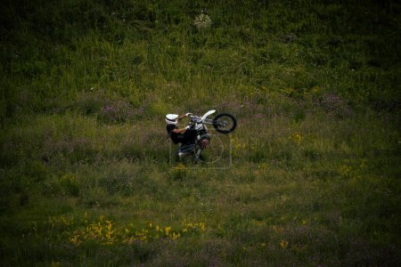 Téléchargez les photos : Motocross free ride extrême dans les champs. - en image libre de droit