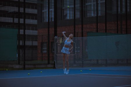 Foto de Jugadora de tenis mujer entrena en la pista de tenis - Imagen libre de derechos