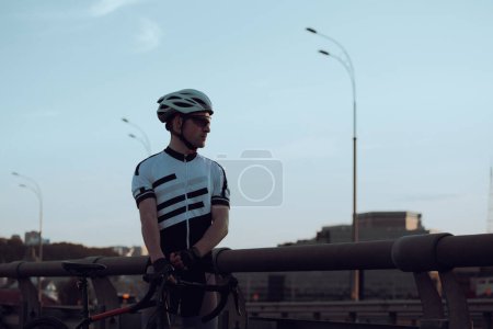 Téléchargez les photos : Jeune homme à vélo en ville, vue de la journée - en image libre de droit