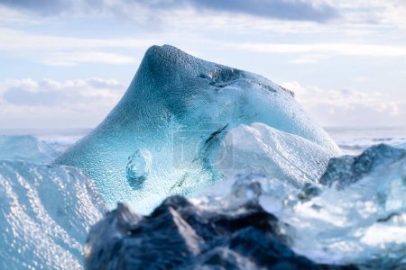 Diamond Beach, Islandia. Trozos de icebergs con hielo transparente. Reflejos y luz en el hielo al atardecer. Un destino popular para un viaje a Islandia.