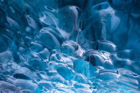 Téléchargez les photos : La grotte de glace en Islande. Grotte de glace en cristal. Parc national Vatnajokull. Vue intérieure de la glace comme arrière-plan. Paysages d'hiver en Islande. - en image libre de droit