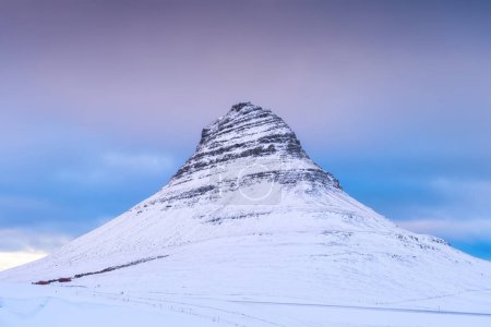 Téléchargez les photos : Kirkjufell Mountain, Islande. Paysage naturel hivernal. La montagne sur le fond du ciel. Neige et glace. Un endroit populaire pour voyager en Islande. - en image libre de droit
