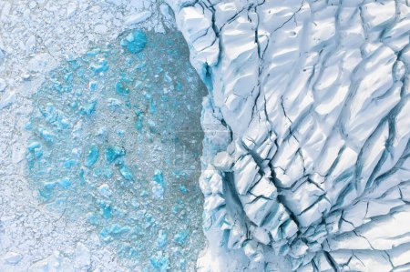 Téléchargez les photos : Islande. Paysage d'un drone. Destruction du glacier en Islande en raison du réchauffement climatique. Vue aérienne sur le glacier. Le changement climatique est important. Lieu célèbre en Islande. - en image libre de droit