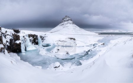 Téléchargez les photos : Kirkjufell Mountain, Islande. Paysage hivernal. La montagne et la cascade. Neige et glace. Un endroit populaire pour voyager en Islande. - en image libre de droit