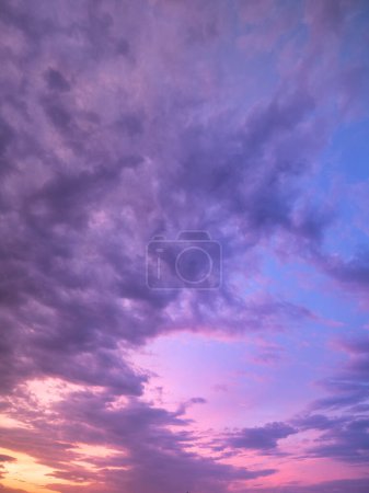 Téléchargez les photos : Ciel avec nuages au coucher du soleil. Nuages et ciel bleu. Une photo haute résolution. Photo panoramique pour le design et le fond. - en image libre de droit
