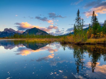 Foto de Lagos bermellones. Paisaje al atardecer. Un lago en un valle montañoso. Vista de otoño. Montañas y bosque. Paisaje natural. Parque Nacional Banff, Alberta, Canadá. - Imagen libre de derechos
