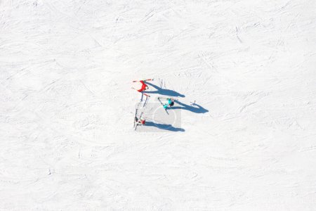 Téléchargez les photos : Station de ski. Une vue aérienne de l'équipe de ski. Sports d'hiver. Pente de neige dans les montagnes pour le sport. Formation de groupe. Exercice avec des amis. paysage d'hiver à partir d'un drone. - en image libre de droit