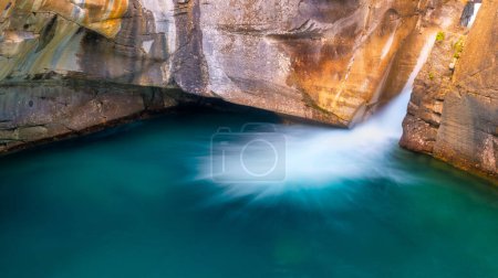 Téléchargez les photos : Waterfall and rocks. Long exposure photography. Waterfall and lake. Natural background and wallpaper. Blurry fast water. - en image libre de droit