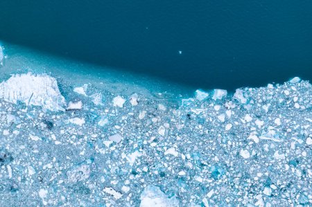 Téléchargez les photos : Islande. Vue aérienne d'un iceberg. Paysage hivernal depuis un drone. Jokulsarlon Iceberg Lagoon. Parc national de Vatnajkull, Islande. - en image libre de droit
