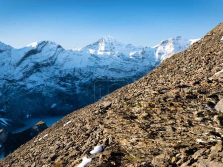 Téléchargez les photos : Paysages de montagne dans les Alpes suisses. Des sommets montagneux. Paysage naturel. Chaîne de montagnes et ciel bleu clair. Paysage en été. Grande résolution photo. - en image libre de droit
