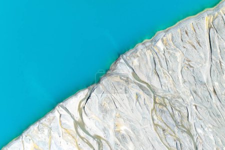 Foto de Drone vista del lago azul en el valle del glaciar. Vista de las morrenas. Paisaje desde el aire. Río en una morrena. Paisaje de drone. Vista abstracta para fondo de pantalla. Alberta, Canadá. - Imagen libre de derechos
