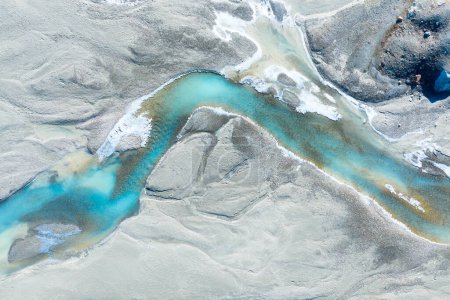 Foto de Drone vista del río azul en el valle del glaciar. Vista de las morrenas. Paisaje desde el aire. Río en una morrena. Paisaje de drone. Alberta, Canadá. - Imagen libre de derechos