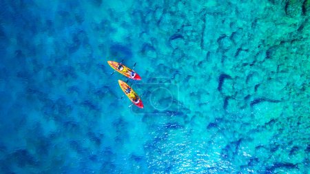Téléchargez les photos : Kayak. Vue aérienne des kayaks flottants et des gens sur la mer bleue par une journée ensoleillée. Voyage et image de la vie active. Vacances d'été. Mer Méditerranée. - en image libre de droit