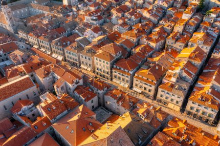 Foto de Dubrovnik, Croacia. Vista aérea del casco antiguo. Vacaciones y aventura. Vista superior desde el dron en el viejo castillo y casas. Paisaje del aire. Imagen de viaje - Imagen libre de derechos
