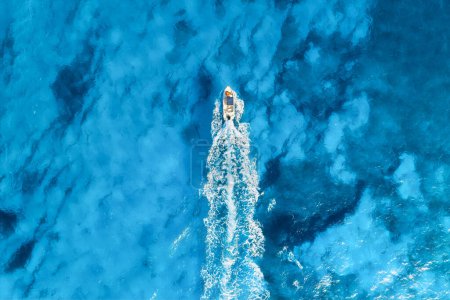 Téléchargez les photos : Vacances et loisirs. Vue aérienne sur bateau rapide sur la mer Méditerranée bleue par temps ensoleillé. Navire rapide à la surface de la mer. Paysage marin depuis le drone. Paysage marin de l'air. Paysage marin avec bateau à moteur. - en image libre de droit
