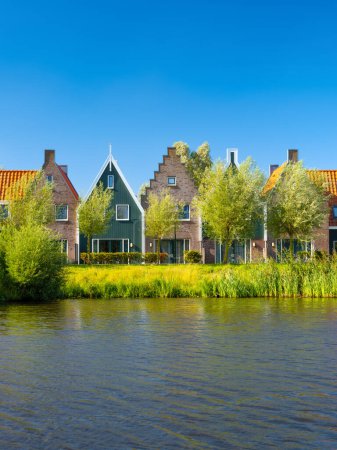 Foto de Una fila de casas en los Países Bajos. Edificios antiguos. Arquitectura y construcción. Foto para fondo y fondo de pantalla. - Imagen libre de derechos