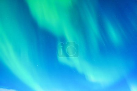 Téléchargez les photos : Fond du ciel avec aurores boréales. Aurora borealis. Les aurores boréales comme arrière-plan. Paysage hivernal nocturne avec aurore. Contexte naturel. - en image libre de droit